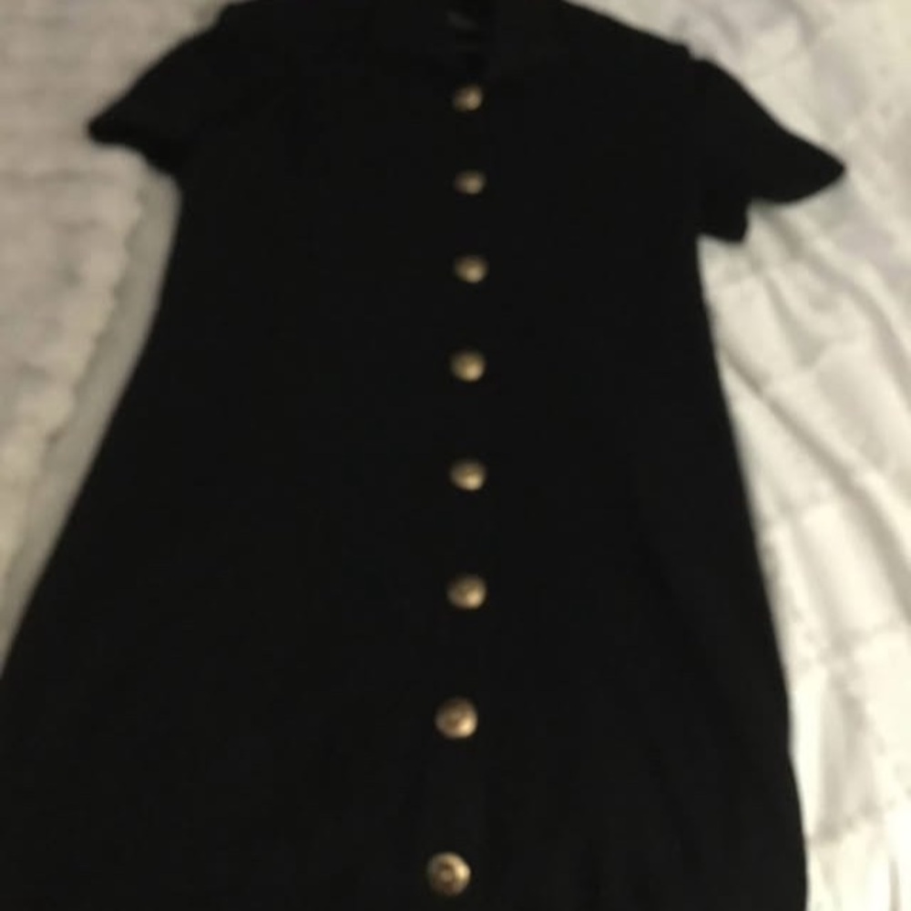 St -John Dress 🖤 Timeless Elegance in Every Button
Size 8